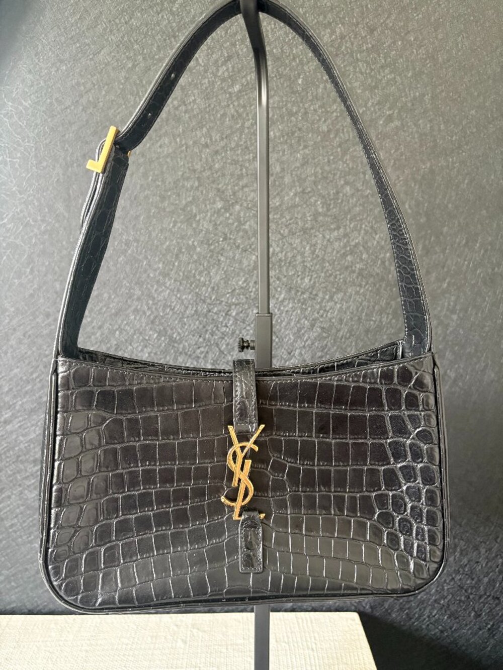 YSL Black Le 5 ÿ 7 in Crocodile-Embossed Patent Leather Shoulder Bag